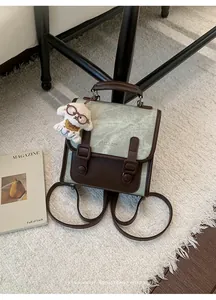 Zaino in tela e pelle stile vintage con un simpatico ciondolo in peluche a forma di cane.