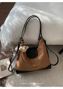 Mochila retro de ante marrón para mujer con gran capacidad y un lindo colgante de osito