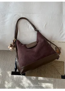 Bolso de hombro vintage de ante marrón oscuro con gran capacidad para el otoño