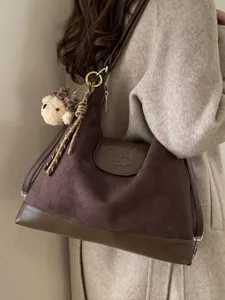 Mochila vintage de ante marrón para mujer con gran capacidad y un detalle de oso lindo