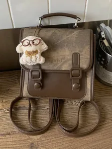 Elegante zaino vintage marrone in ecopelle per donna con adorabile ciondolo a cucciolo