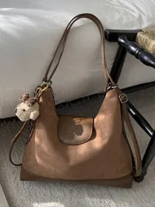 Bolso de hombro vintage de ante marrón con charm de perro de peluche y logo grabado