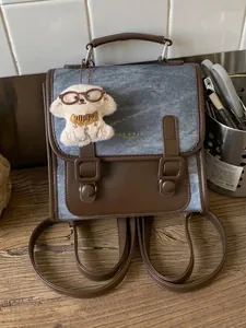 Zaino vintage in denim e pelle marrone con grazioso ciondolo a forma di cane per donna