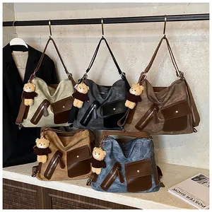 Borse tote retrò di grande capacità in 5 colori con simpatici ciondoli a orsetto.