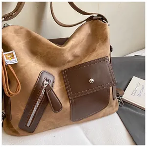 Vista dettagliata di una grande borsa in tela vintage con colori contrastanti vivaci