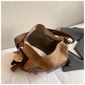 Vista interna della grande borsa tote vintage in tela con tracolla e ciondolo peluche