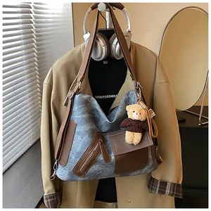 Borsa tote retrò in denim con ciondolo a forma di orso, abbinata a un trench beige.