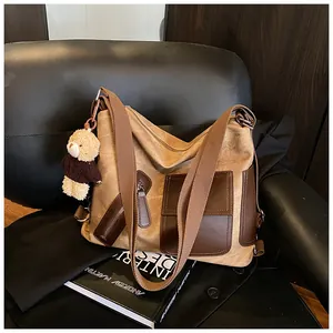 Grande borsa tote multifunzionale retrò bicolore marrone con simpatico portachiavi orso