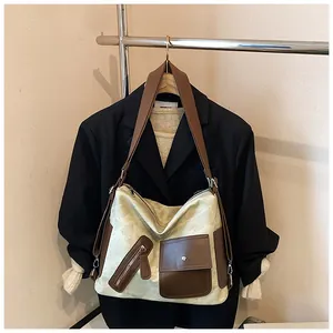 Dettaglio borsa tote vintage bicolore con tasche anteriori a cerniera e con patta