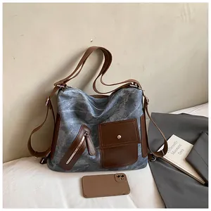 Dettaglio di una borsa multifunzionale retrò di grande capacità in colori a contrasto casual