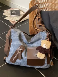 Grote vintage denim canvas draagtas met bruine riemen en een schattige berenhanger.