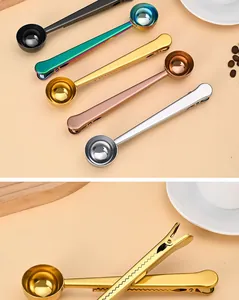 Primer plano de cuchara medidora de acero inox con clip para cerrar bolsas