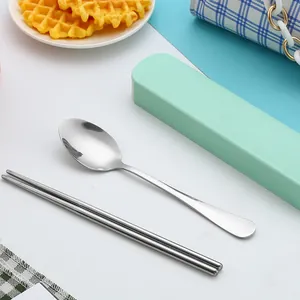 Tragbares Besteckset aus Edelstahl mit Löffel, Essstäbchen und grüner Aufbewahrung