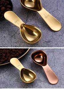 Primer plano de cucharas medidoras de oro y oro rosa con marcas métricas grabadas