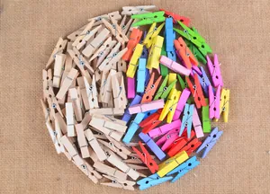 Detailansicht bunter und natürlicher Holzklammern, in einem kreativen Kreis angeordnet
