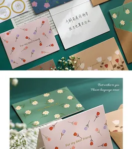 Detalle de tarjetas de felicitación florales románticas con elegante texto dorado