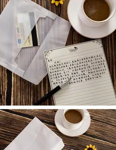 Sobres de papel vitela translúcido mostrados en un entorno de escritorio vintage