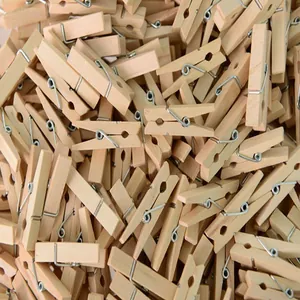 Nahaufnahme eines Haufens natürlicher HolzklaMmern für DIY-Bastelarbeiten und Fotos