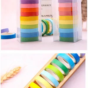 Vue détaillée de rubans washi aux couleurs bonbon pour la décoration de scrapbooking.