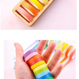 Gros plan de rouleaux de ruban adhésif washi arc-en-ciel pour scrapbooking créatif