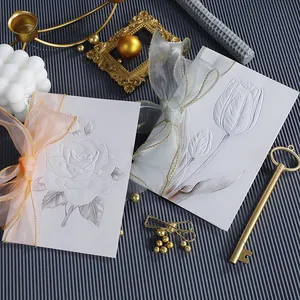 Elegantes tarjetas de felicitación en relieve con rosas, tulipanes y cintas de organza.