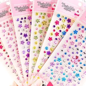Primer plano de pegatinas de diamantes de colores para manualidades y regalos