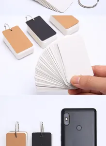 Détail de fiches vierges à anneaux en blanc, noir et papier kraft pour un mémo DIY