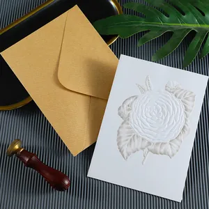Elegante tarjeta de felicitación en relieve 3D con camelia y sobre de papel kraft para regalo