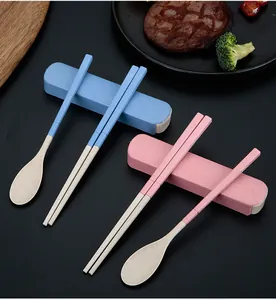 Tragbares Besteckset aus umweltfreundlichem Weizenstroh in Pink und Blau mit Stäbchen