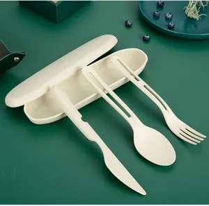 Vista detallada del juego de cubiertos de paja de trigo con cuchillo, tenedor y cuchara.