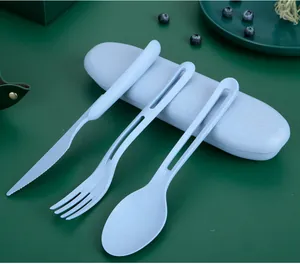 Primer plano de un juego de cubiertos de paja de trigo con cuchillo, tenedor, cuchara y caja