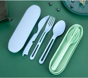 Detalle del juego de cubiertos de paja de trigo portátil con cuchillo, tenedor y cuchara