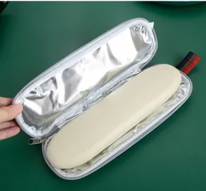 Detalle de estuche de cubiertos de paja de trigo en bolsa térmica con cremallera