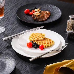 Elegante PP-Kunststoff-Platten mit Hammerschlag-Textur und Essen auf dunklem Tisch