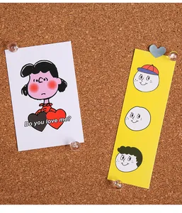 Detailansicht von transparenten Kugelreißzwecken zur Befestigung auf einer Korkwandwand.