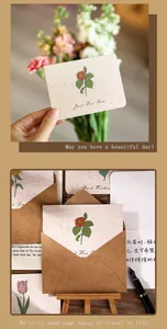 Vista detallada de tarjetas de felicitación botánicas vintage con sobres de papel kraft