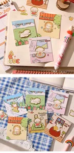 Variedad de marcapáginas de metal de perritos con tarjetas ilustradas en un escritorio