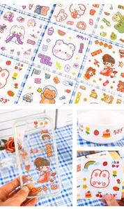 Détail d'autocollants de dessins animés appliqués sur une coque de téléphone et un bol.