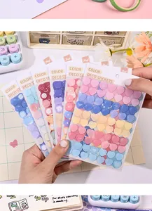 Gedetailleerd overzicht van kleurrijke hart- en puntstickers voor creatieve DIY-scrapbooking.