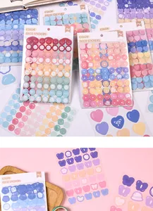 Gedetailleerd overzicht van kleurrijke pastelstippen en hartjesstickers voor DIY-planners.