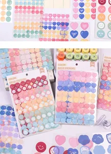 Gedetailleerde weergave van kleurrijke hart- en puntstickers voor DIY-scrapbooking.
