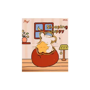Schattige witte puppy knuffelt ster metalen bladwijzer op decoratieve cadeaukaart
