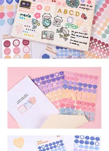 Detailopname van kleurrijke hartvormige en ronde stickers voor plakboekdecoratie en DIY