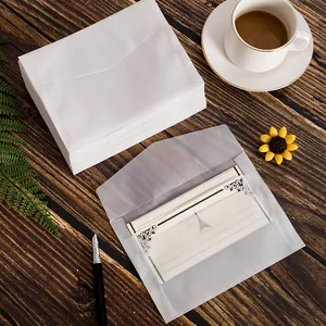 Sobres de papel vitela translúcidos para tarjetas de regalo en mesa de madera