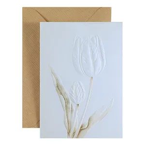 Elegante tarjeta de felicitación con tulipán en relieve 3D y sobre de papel kraft