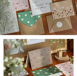 Set de tarjetas de felicitación florales con sobres kraft y elegantes textos dorados