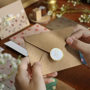 Set de tarjetas de felicitación con sobres de papel kraft y pegatinas de rosas.