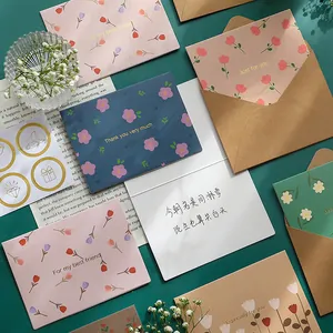 Set de tarjetas de felicitación florales románticas con sobres y pegatinas doradas