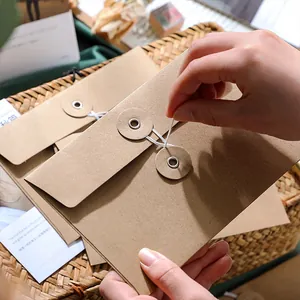 Enveloppe rétro en papier kraft marron avec fermeture à ficelle pour rangement et cadeau