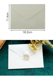 Detalle de un sobre premium de estilo occidental con dimensiones 11,4x16,2 cm y sello.